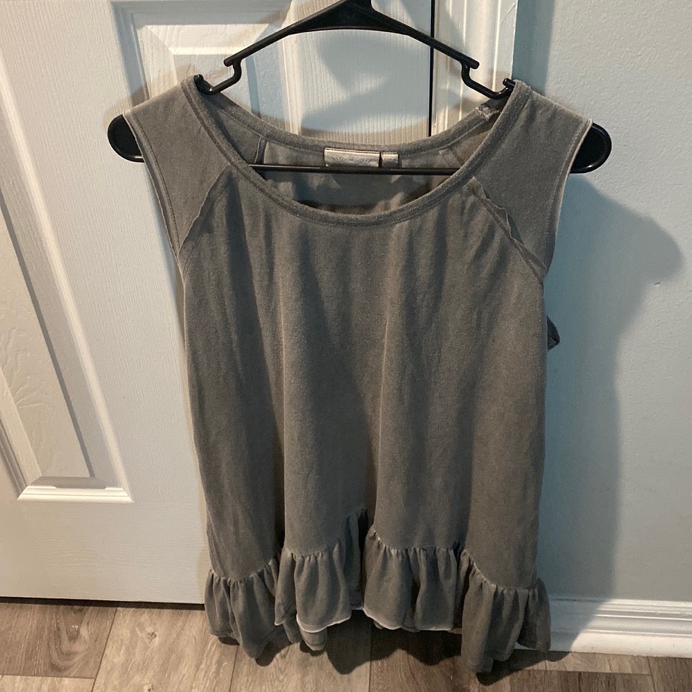 Pretty gray summer shirt with a little flare